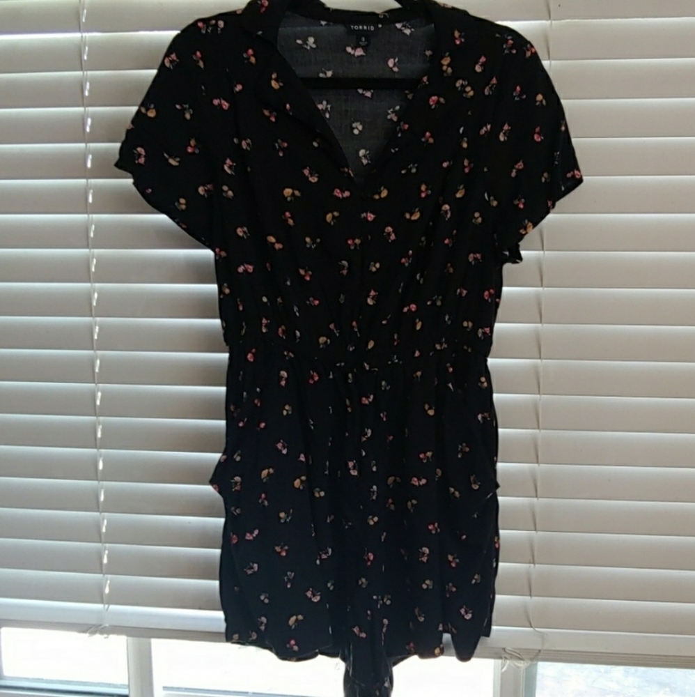 Floral romper... It has pockets!!